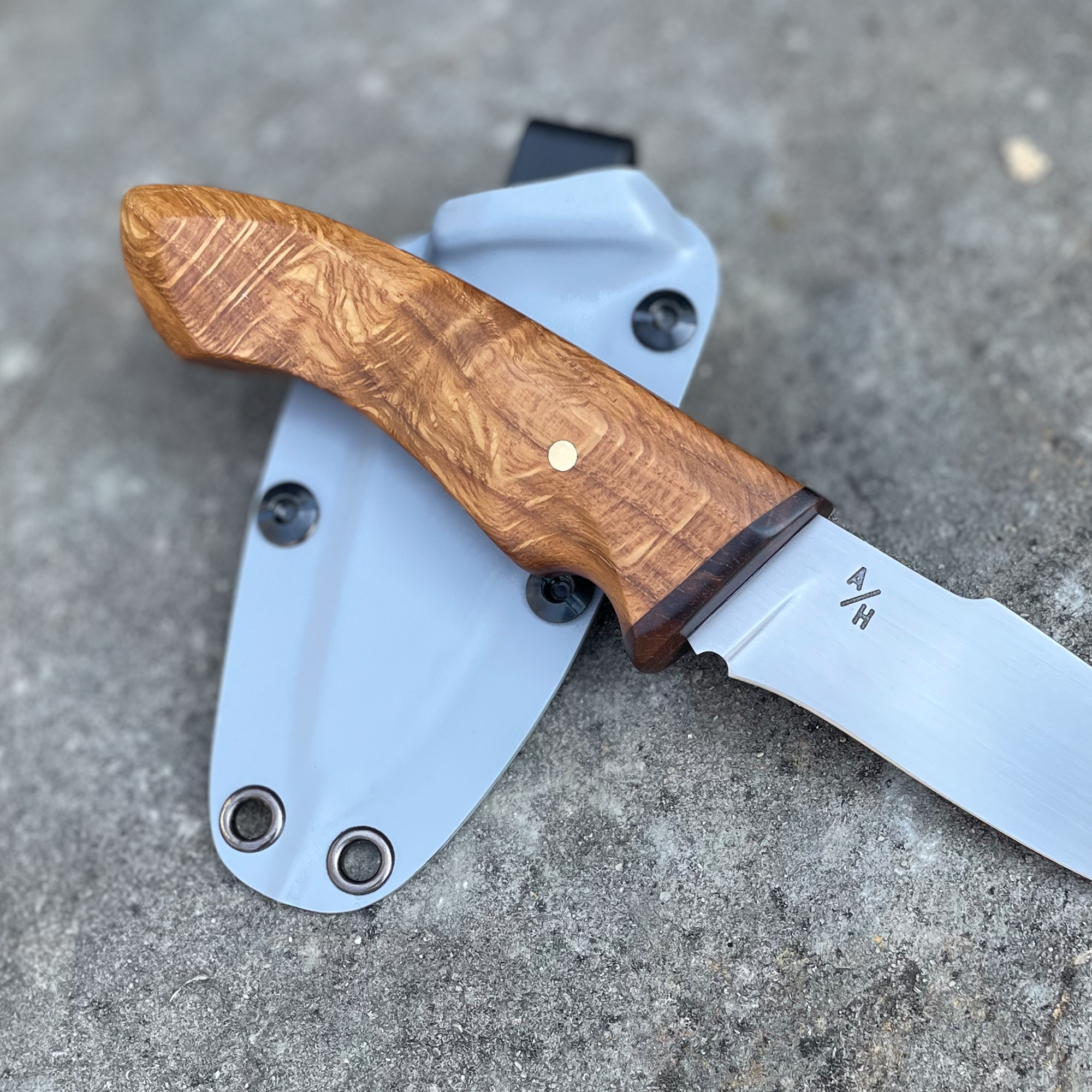 Caiman hunter knife